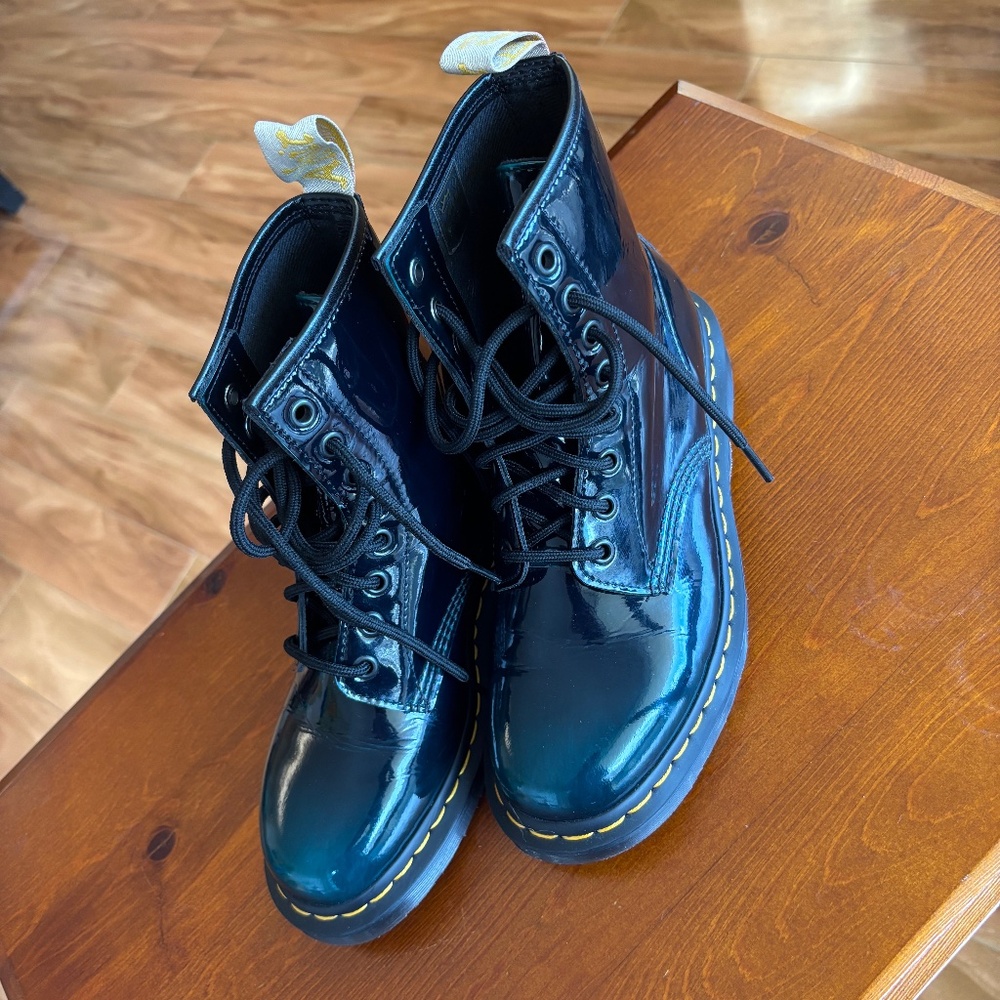 VEGAN 1460 GLOSS LACE UP BOOTS DR MARTENS  SIZE 7 (WOMEN)